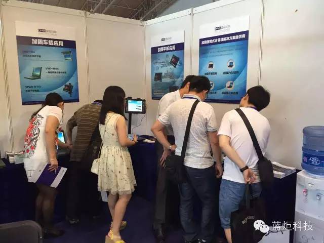 热情与现场观众讲解我们的产品