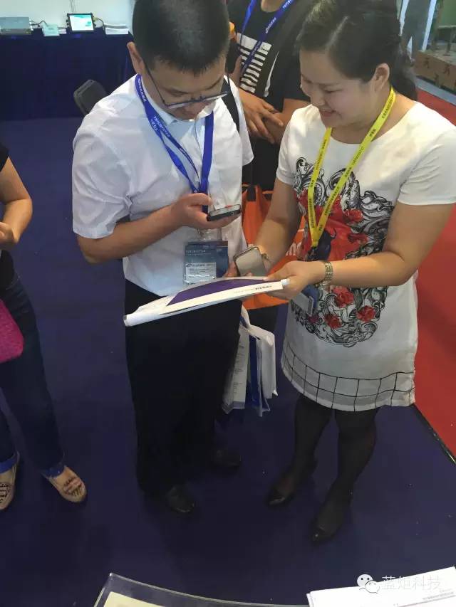 现场观众与我们一起互动扫微信公众号